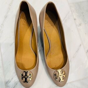 Tory Burch Women's Beige Loafers with Gold Accent